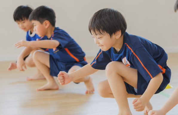 一緒に運動する子供たち